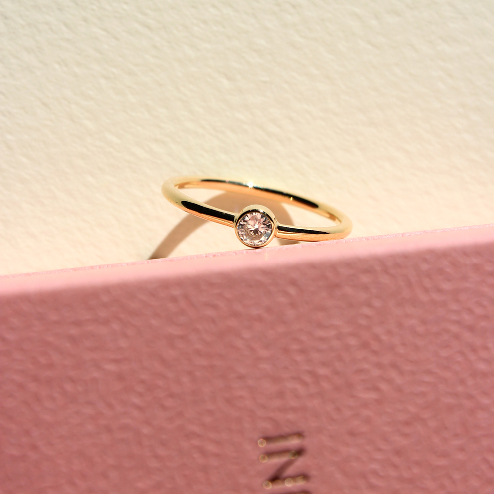 Anel Lisse em ouro amarelo 18k com diamante de 20 pts