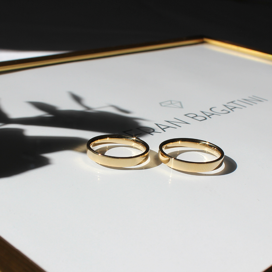 Alianças Flora com interior anatômico em ouro amarelo 18k