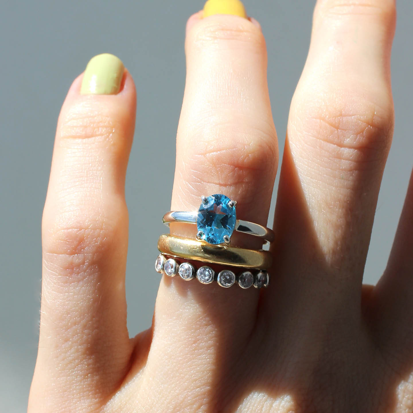 Anel topázio azul oval em ouro amarelo 18k ou prata 960