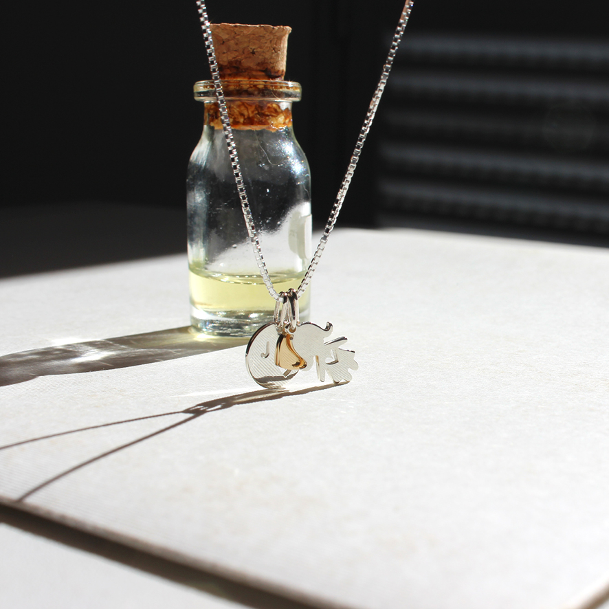 Colar filho e inicial prata com coração em ouro amarelo 18k.