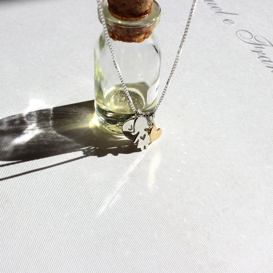 Colar filho e inicial prata com coração em ouro amarelo 18k.