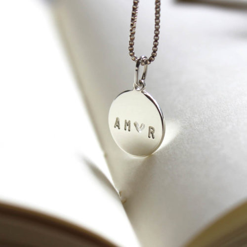 Colar medalha M - Escrita Amor - em prata 960