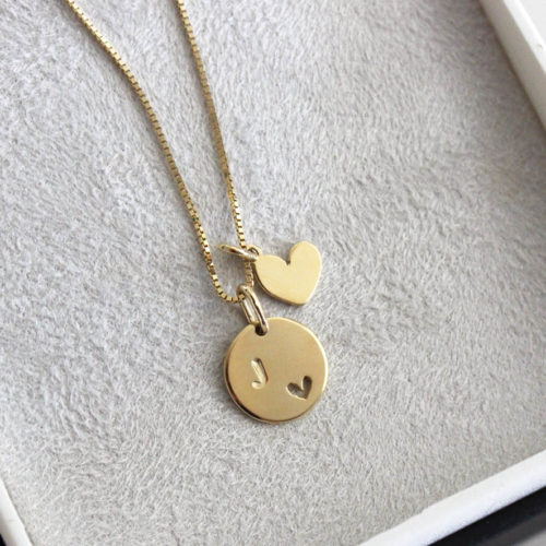 Colar medalha P + coração pendurado - em ouro amarelo 18k