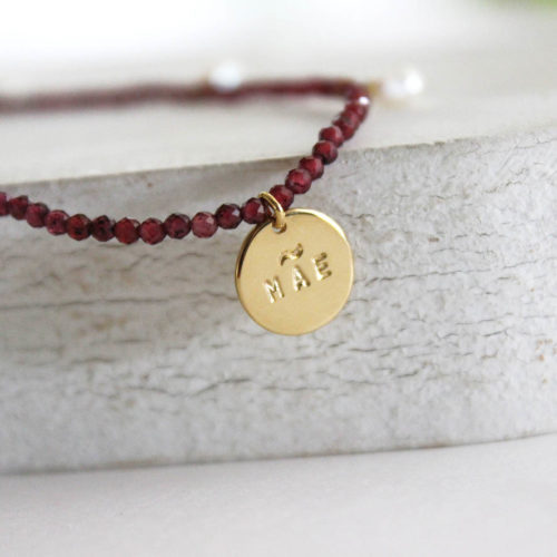 Colar granada com medalha P em ouro amarelo 18k