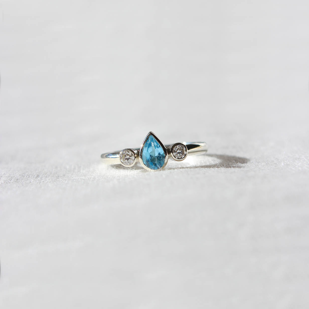 Anel Céu - em ouro branco 18k - topázio azul e diamantes/topázios