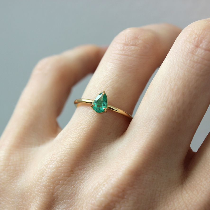 Anel de esmeralda em ouro amarelo 18k