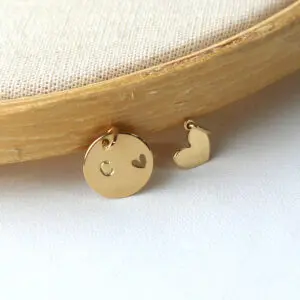 Pingente medalha P + coração pendurado - em ouro amarelo 18k