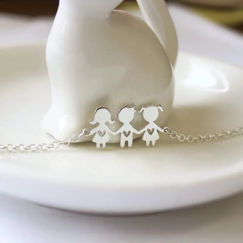 Pulseira três filhos de mãos dadas em prata 960