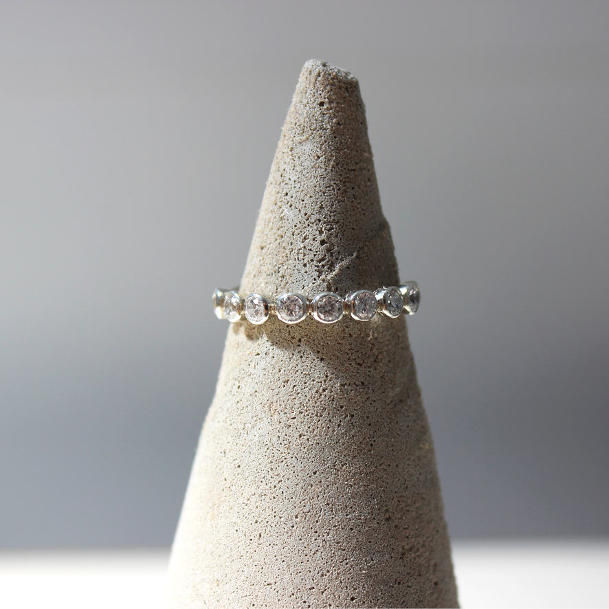 Anel Aurora em ouro ou prata. Com Moissanitas