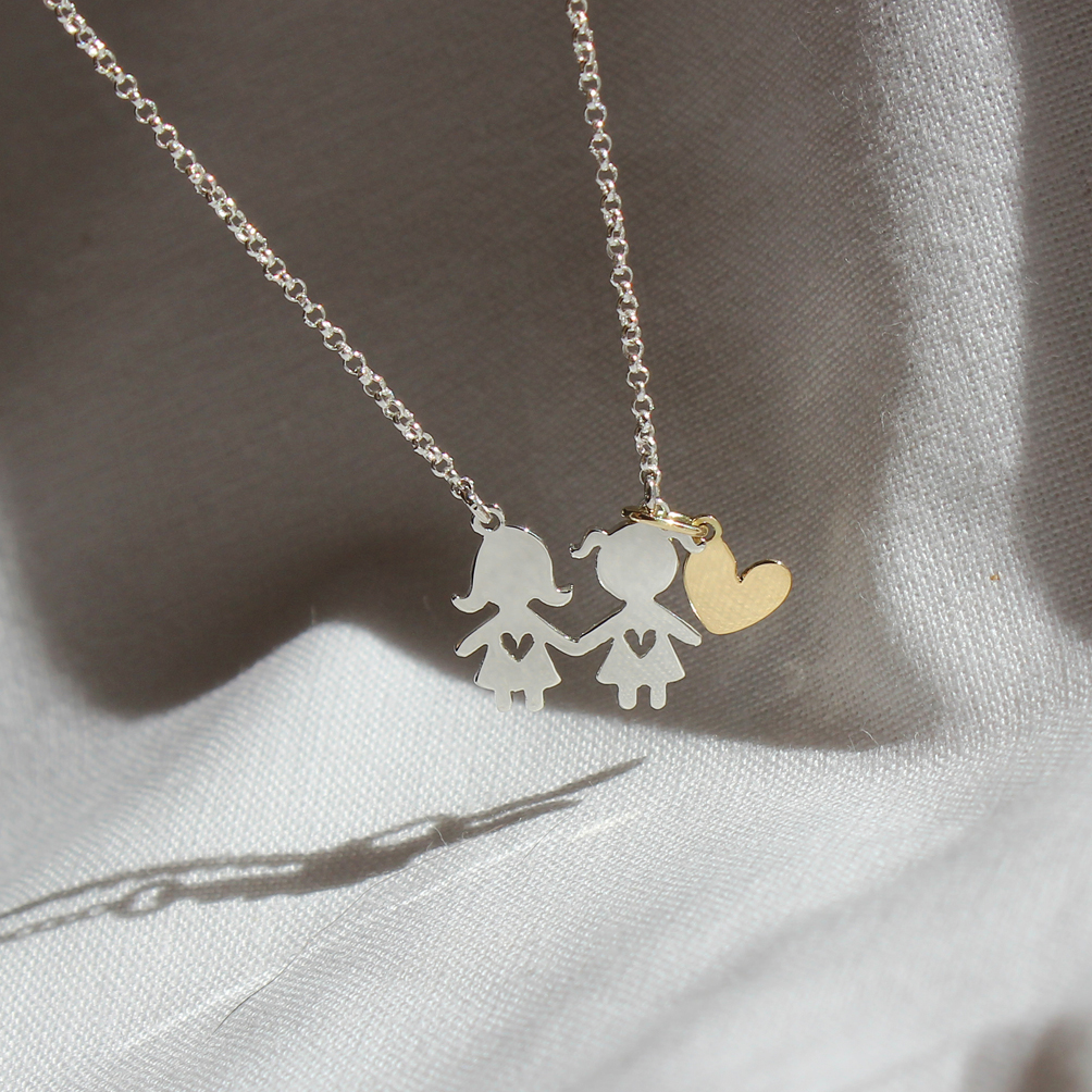 Colar dois filhos de mãos dadas prata com coração (ouro ou prata)