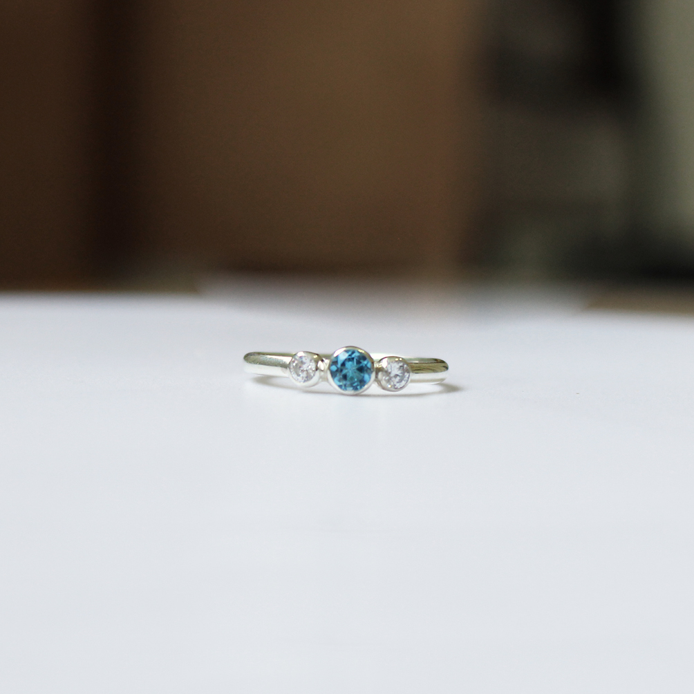 Anel Três Marias com topázio azul e transparente. Prata 960