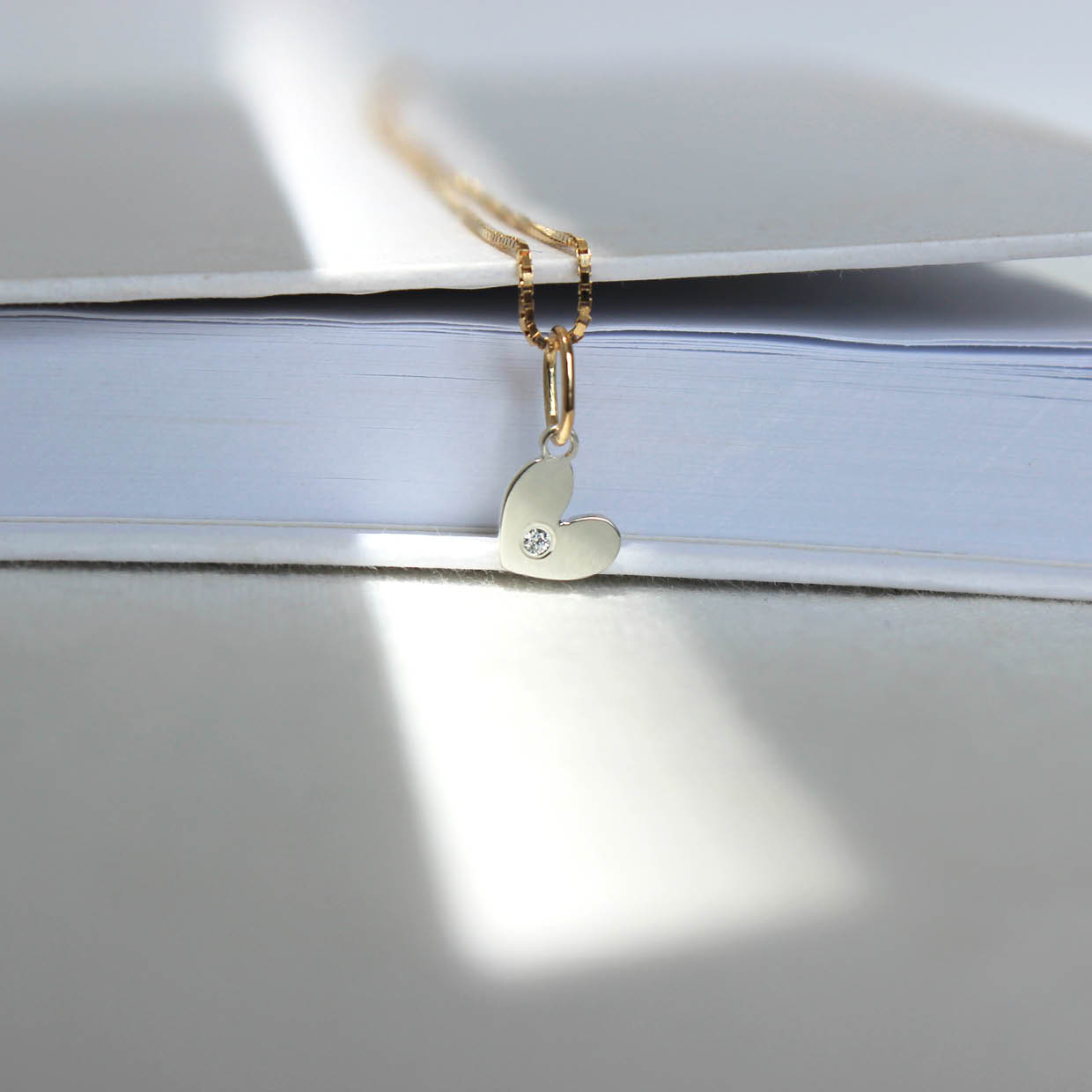 Colar coração pendurado com zircônia. Pingente prata com corrente de ouro