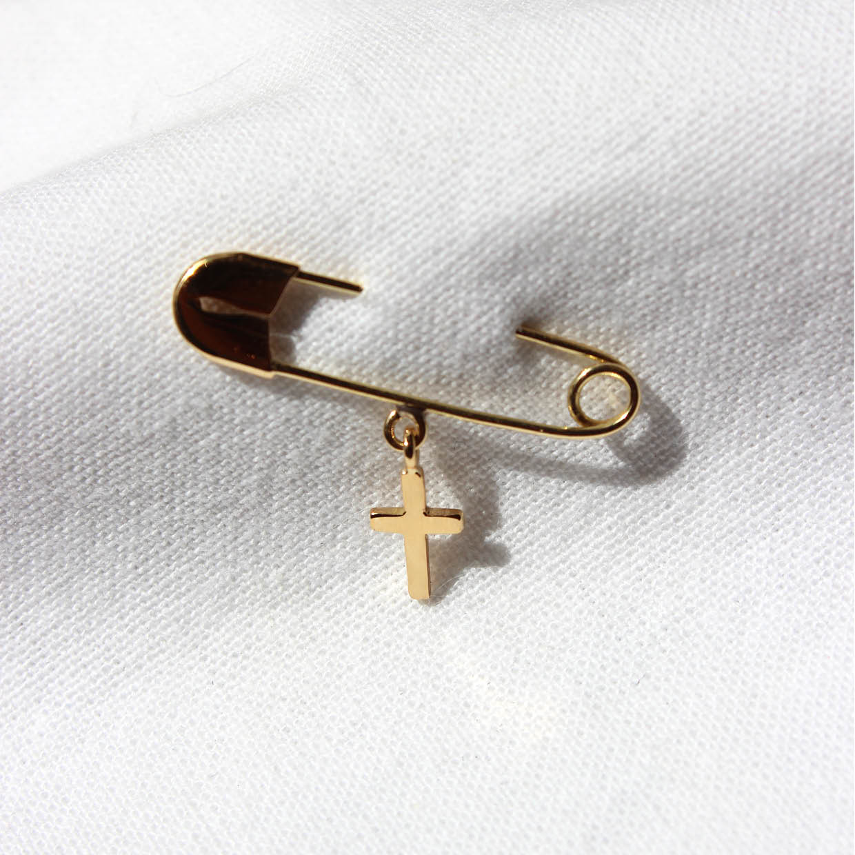 Alfinete de cruz para bebê. Em ouro amarelo 18k