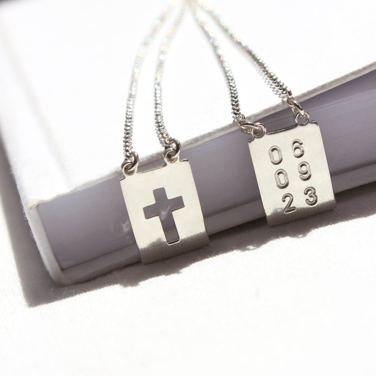 Escapulário unissex Cruz e Letras (data) - em prata 960