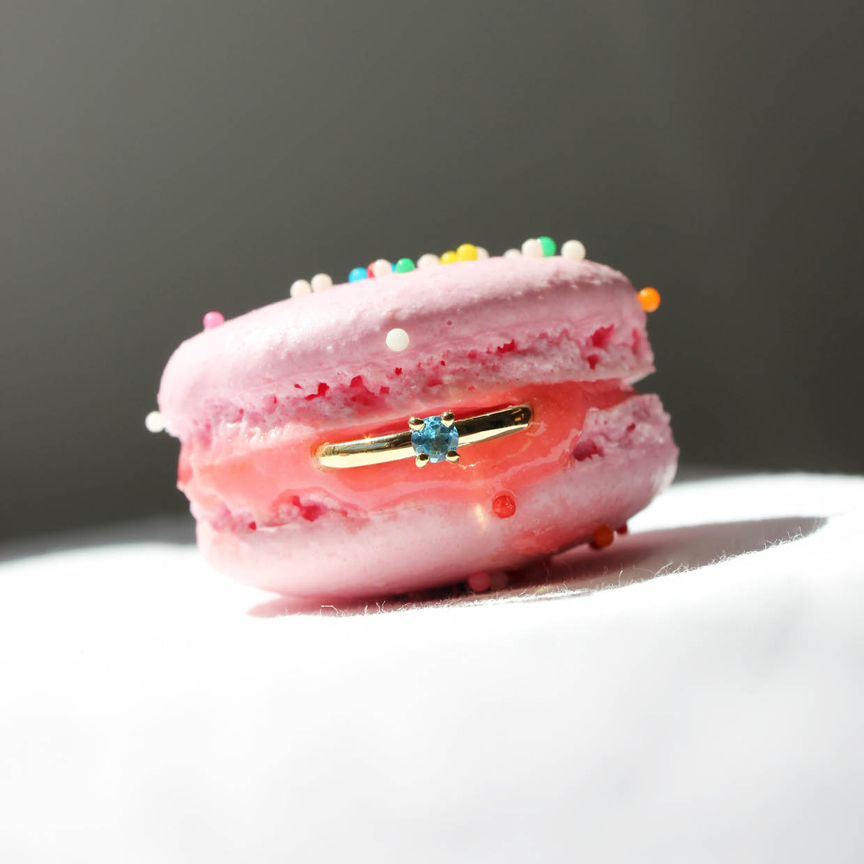 Solitário Nina em ouro amarelo 18k com topázio azul