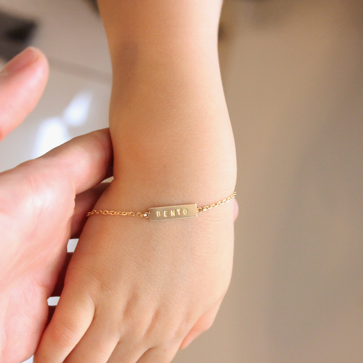 Pulseira de plaquinha para bebê ou criança - ouro amarelo 18k/prata 960