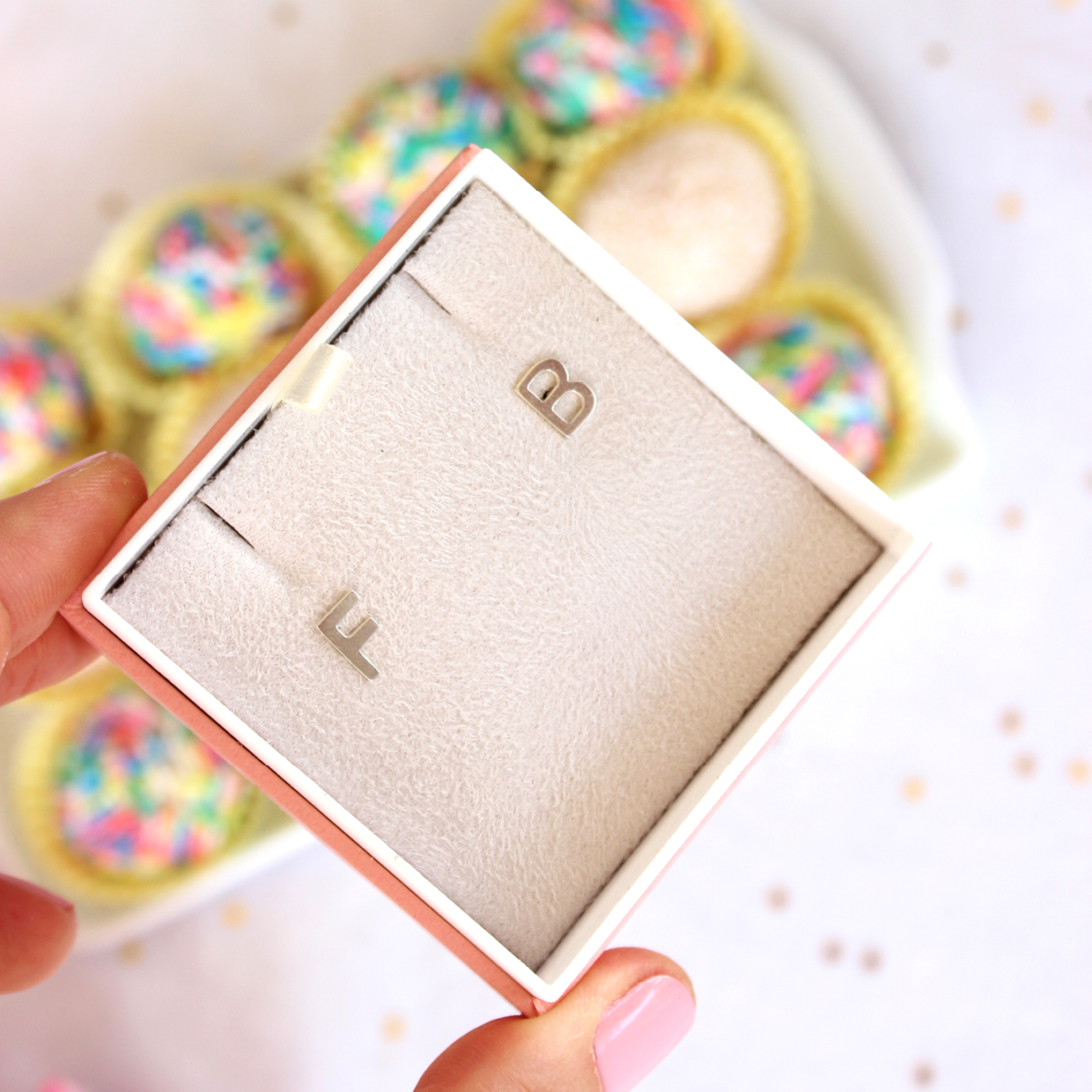 Brinco inicial letter em prata 960