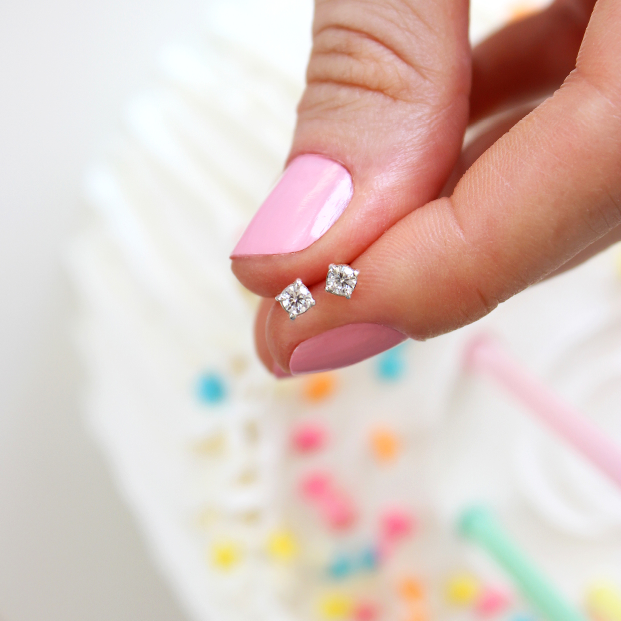 Brinco ponto de luz com garra - prata 960