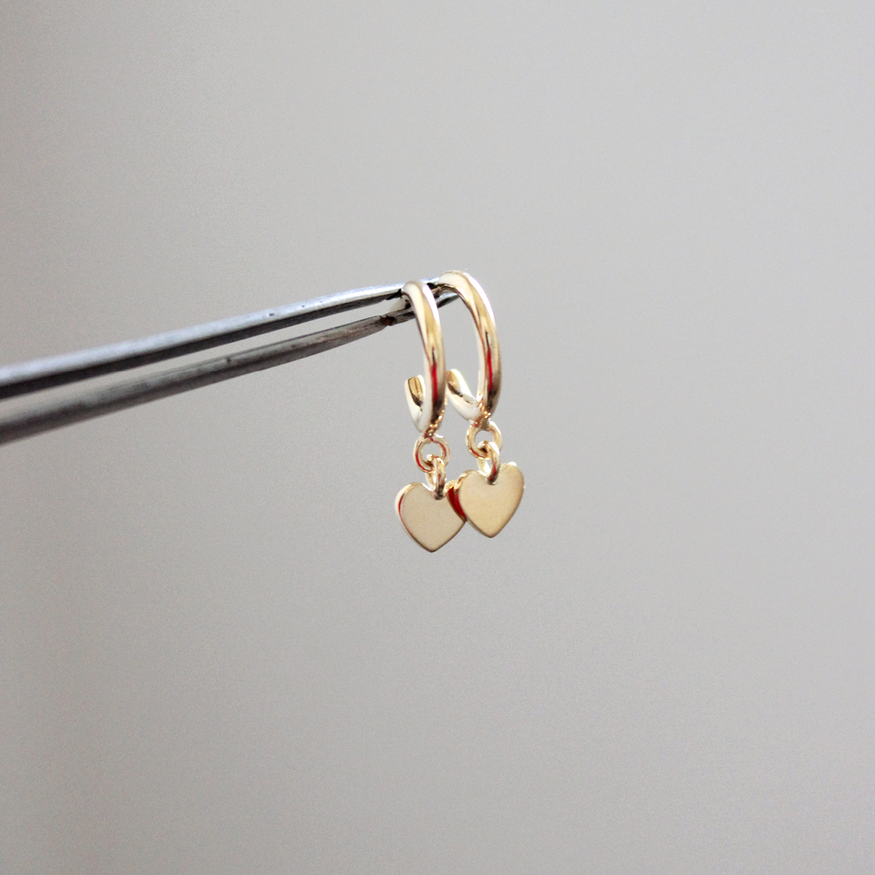 Brinco argola com coração em ouro 18k