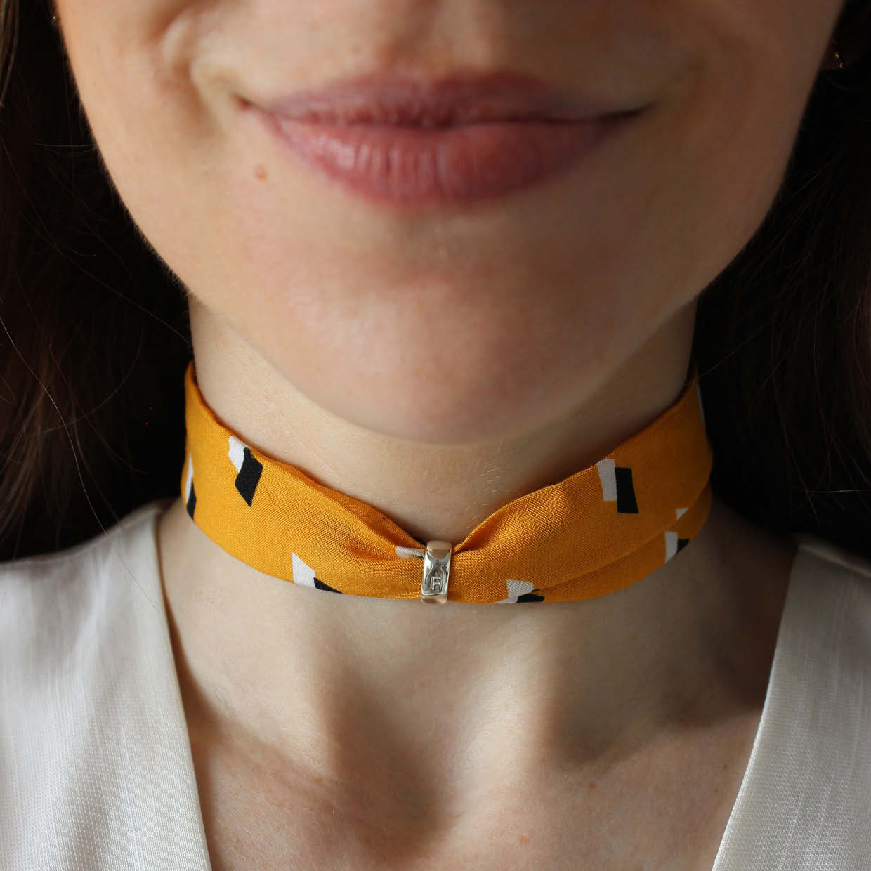 Colar tecido com pingente inicial. Em prata 960