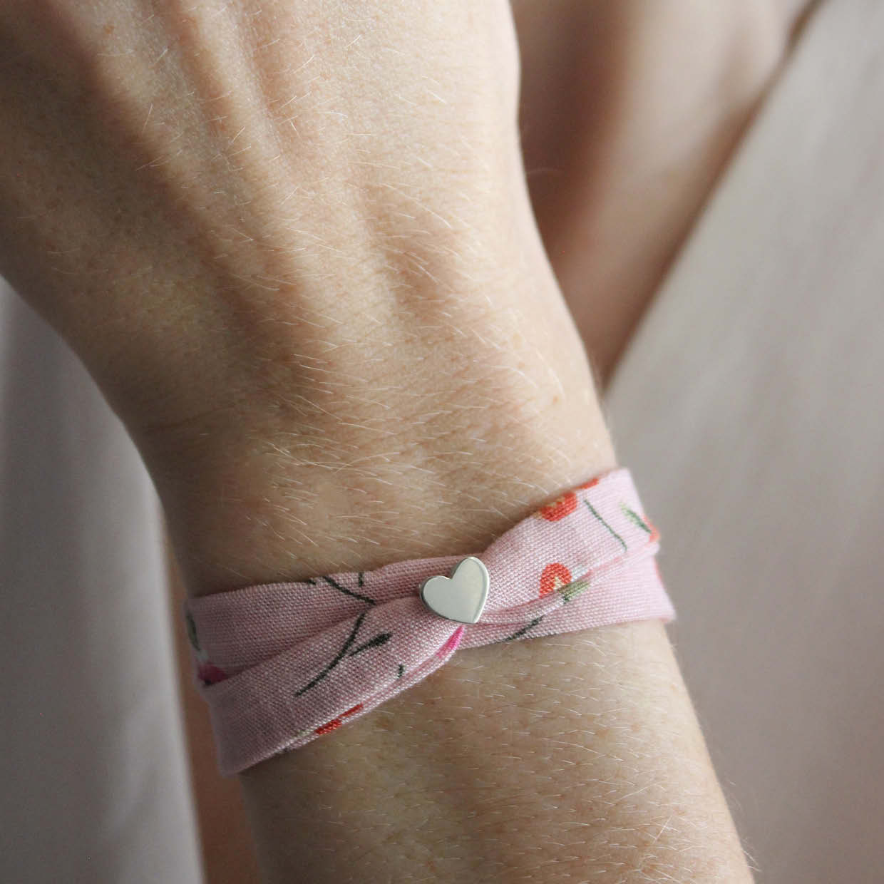 Pulseira de coração com tecido. Em prata 960