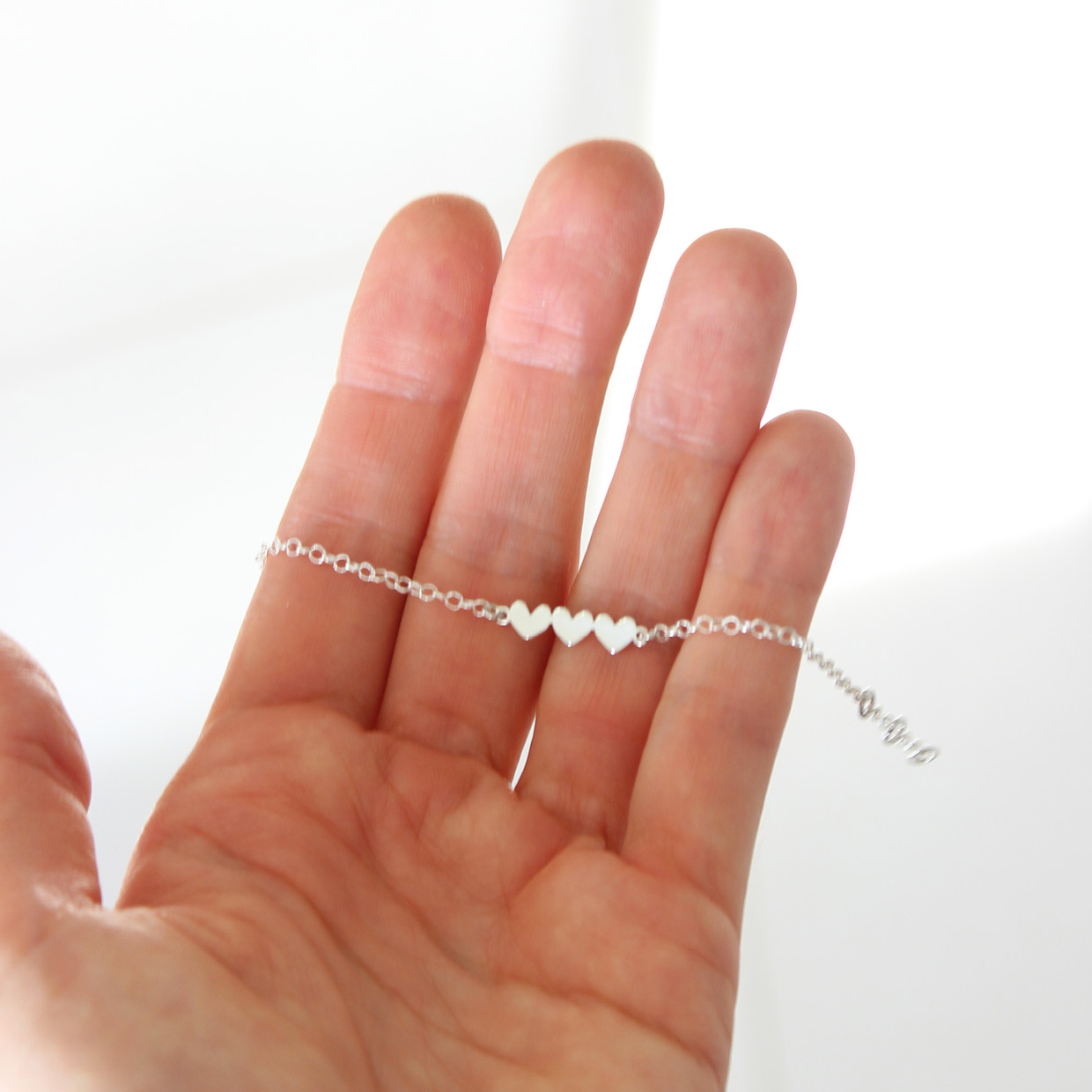 Uma pulseira três corações em prata 960